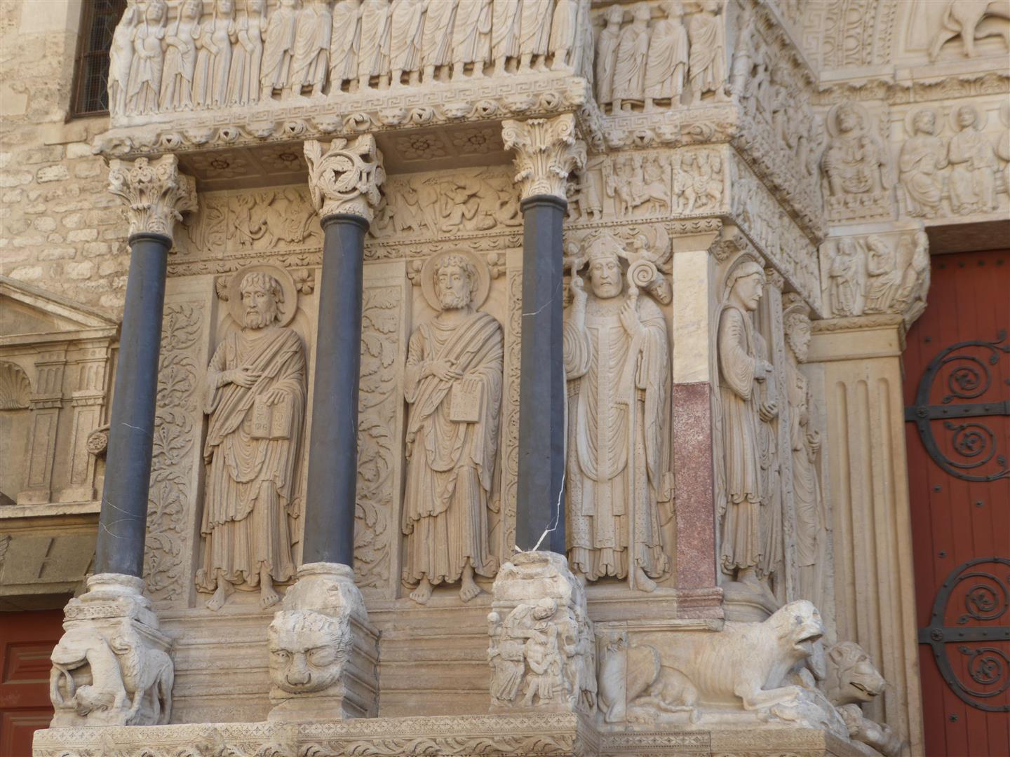 de gauche à droite saint Barthelemy, saint Jacques le Majeur, saint Trophime dans la frise, le cortege des elus